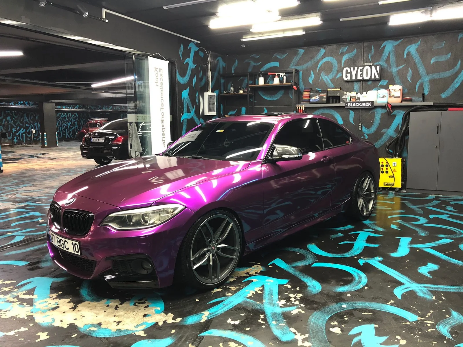 Sönmez Araç Kaplama atölyesinde metalik mor kaplamalı BMW