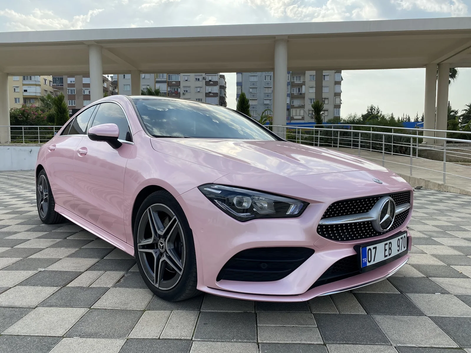 Toz pembe Mercedes CLA üzerinde ön tampon ve far detayları