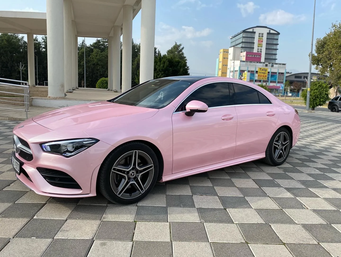 Toz pembe kaplamalı Mercedes CLA, önden ve yandan görünüm