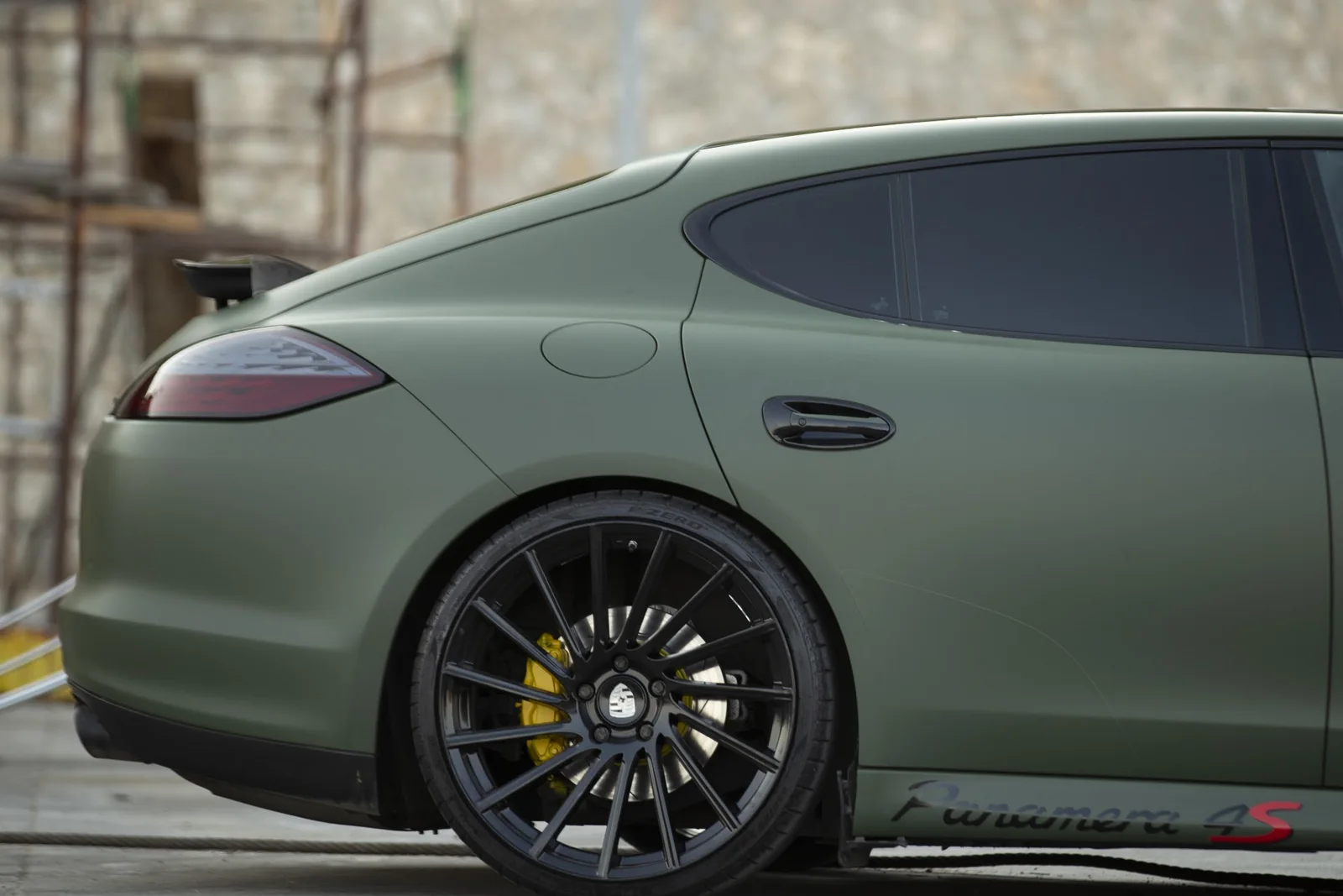 Mat yeşil Porsche Panamera üzerinde arka çamurluk ve jant detayı