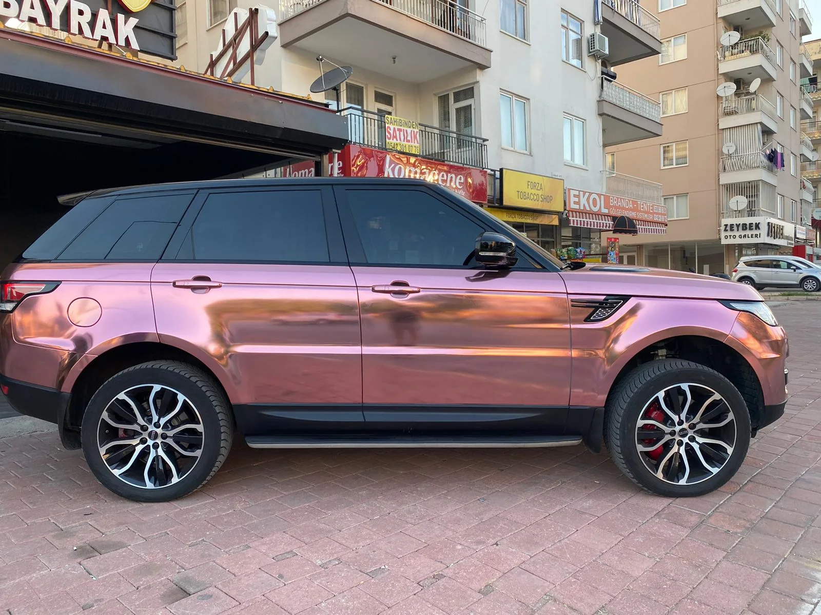 Rose gold krom kaplamalı Range Rover, yandan görünüm