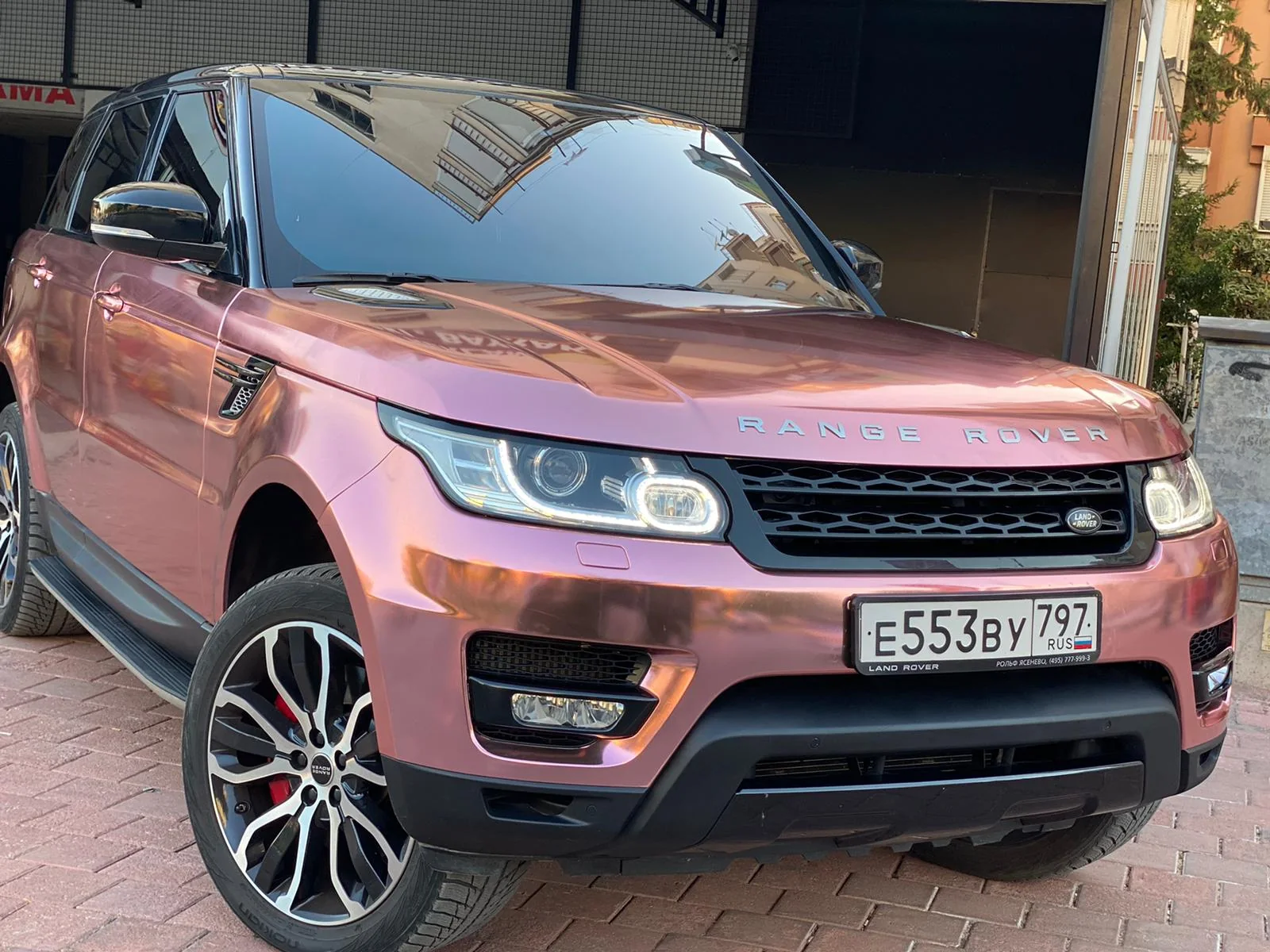 Rose gold krom kaplamalı Range Rover, önden görünüm