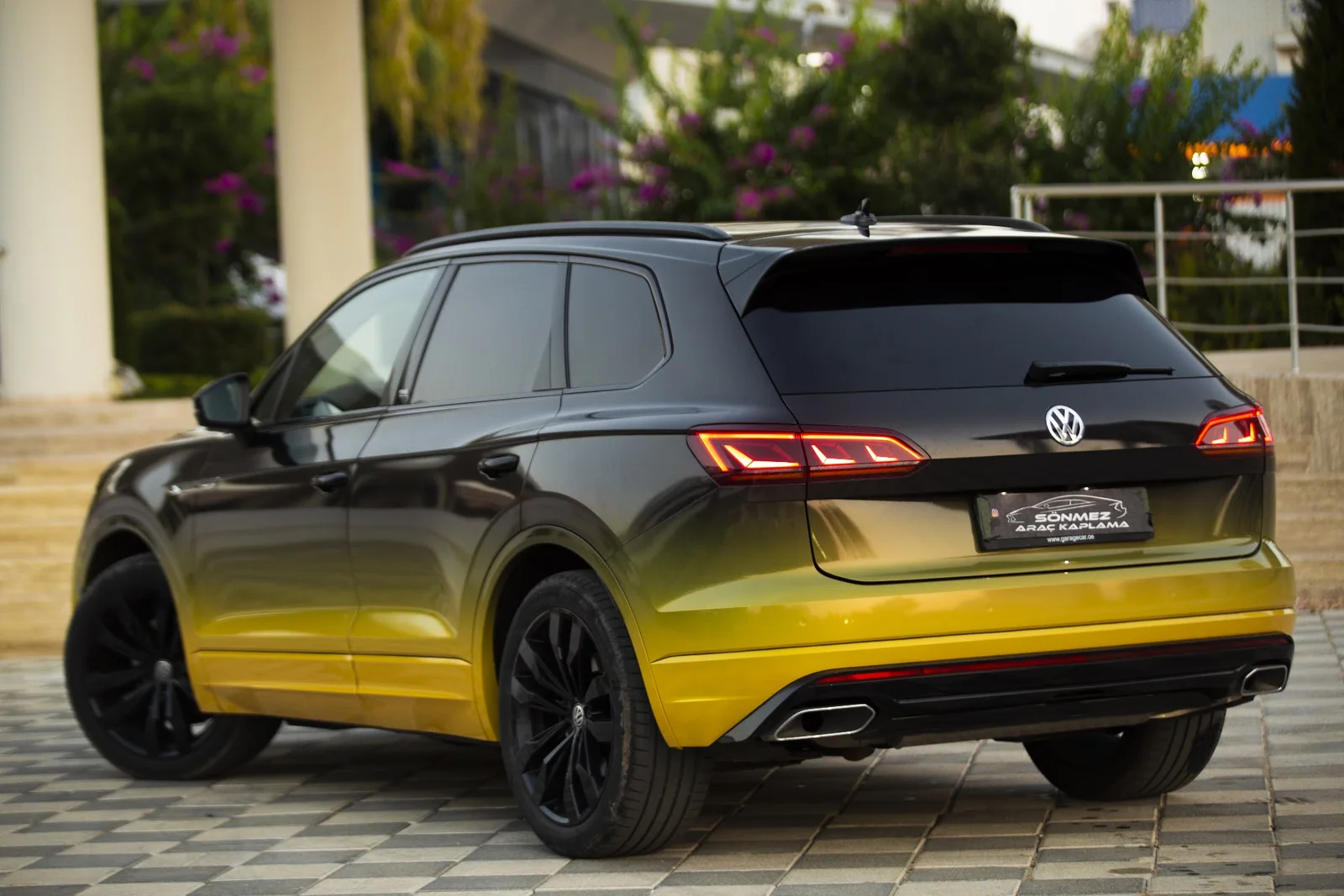 Siyah-sarı geçişli Volkswagen Tiguan, arkadan görünüm