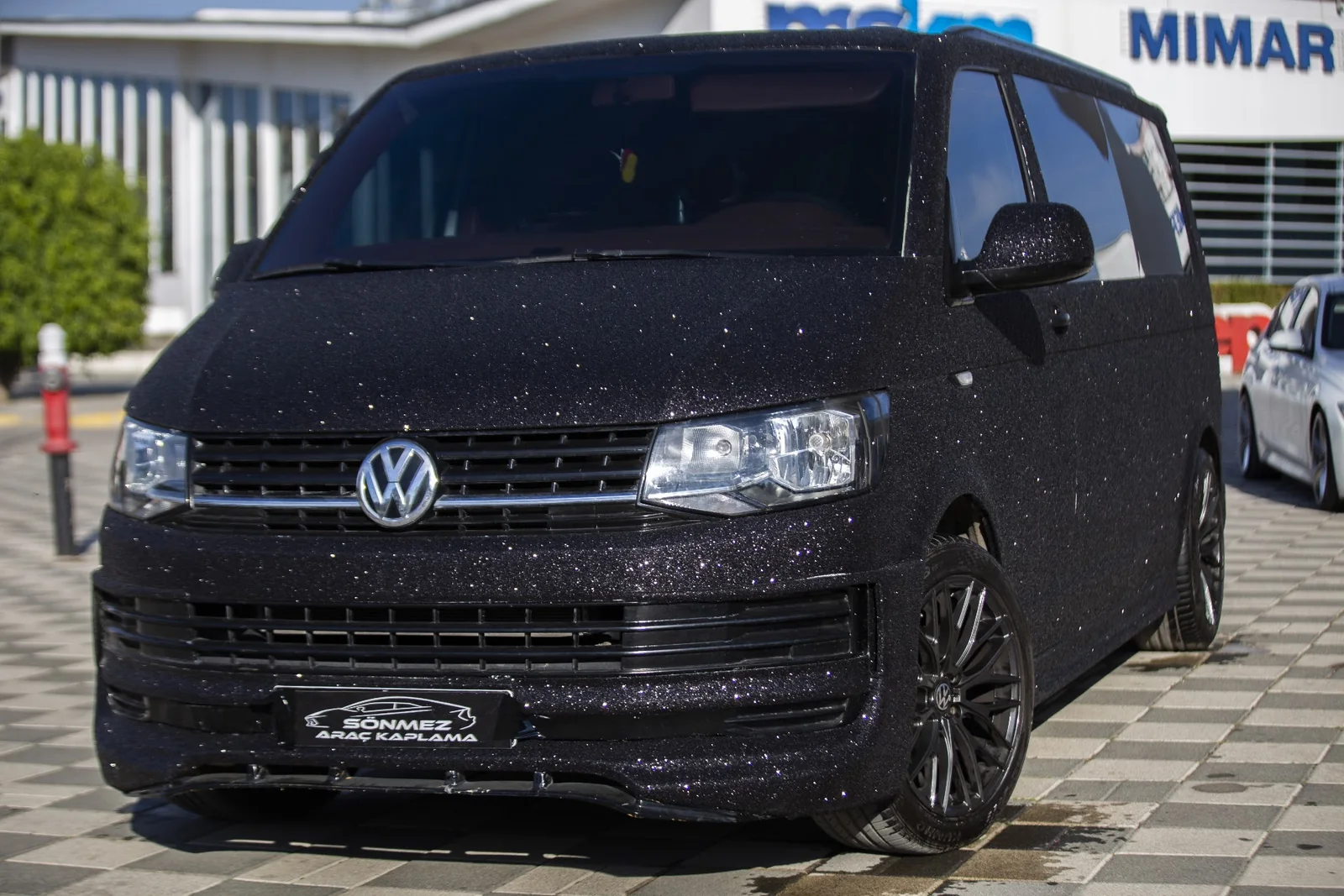 Simli siyah kaplamalı Volkswagen Transporter